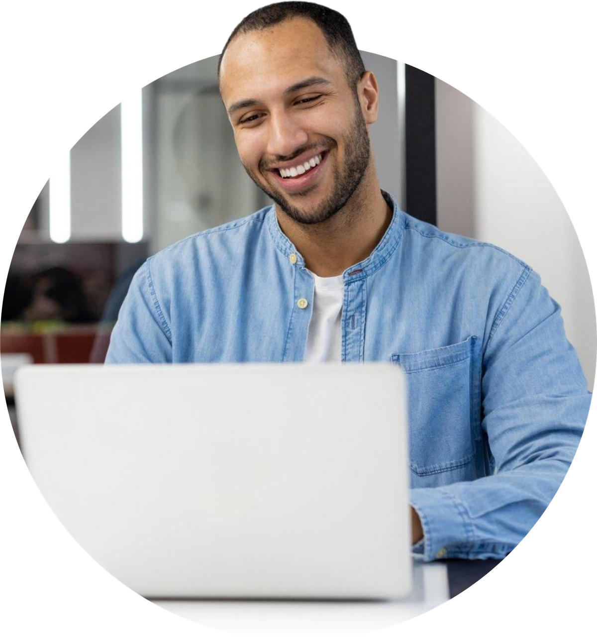 Collaborateur Nira utilisant l'IA
